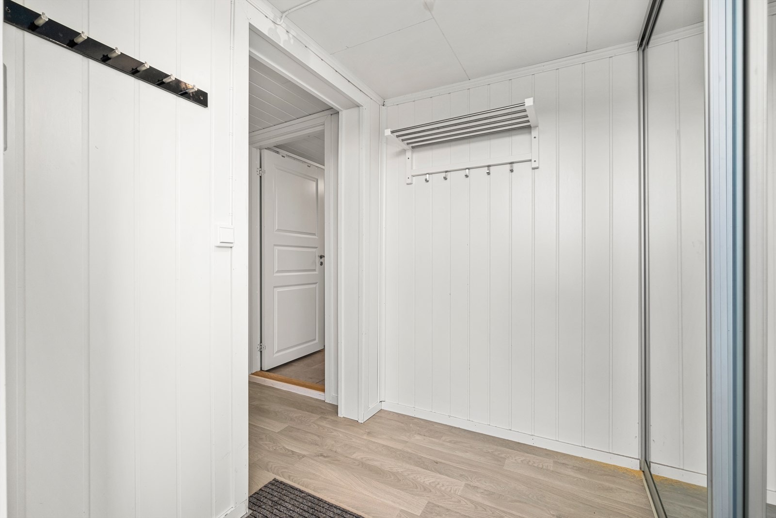 Her har du rikelig plass til å henge fra seg klær, og en praktisk skyvedørsgarderobe for optimal oppbevaring. Galleribilde