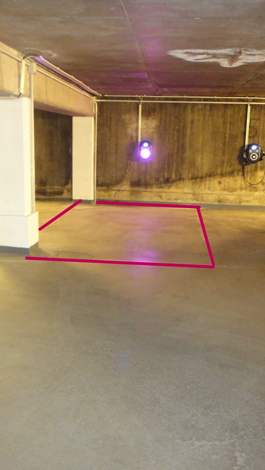 Garasjeplassen ligger inntil en søylerekke som er 50 cm bred. Selve plassen er 250 cm bred frem til søylene, men den totale tilgjengelige bredden er 300 cm. Lengden på plassen er 540 cm. Galleribilde