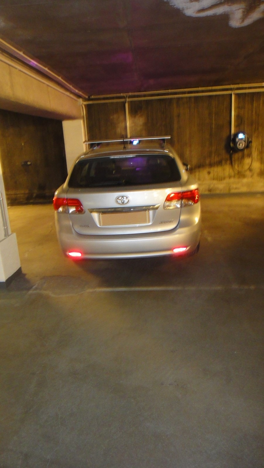 Plassen er stor nok for uanstrengt parkering av store biler (Toyota Avensis stasjonsvogn er vist på bilde for referanse) Galleribilde