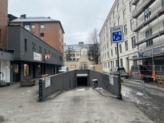 Garasjeanlegget har god og sentral beliggenhet på Majorstuen, i et av Oslos mest populære områder. Anlegget har adressen; Arbos gate 2B, ligger like ved Bogstadveien med adkomst fra Kirkeveien. Galleribilde