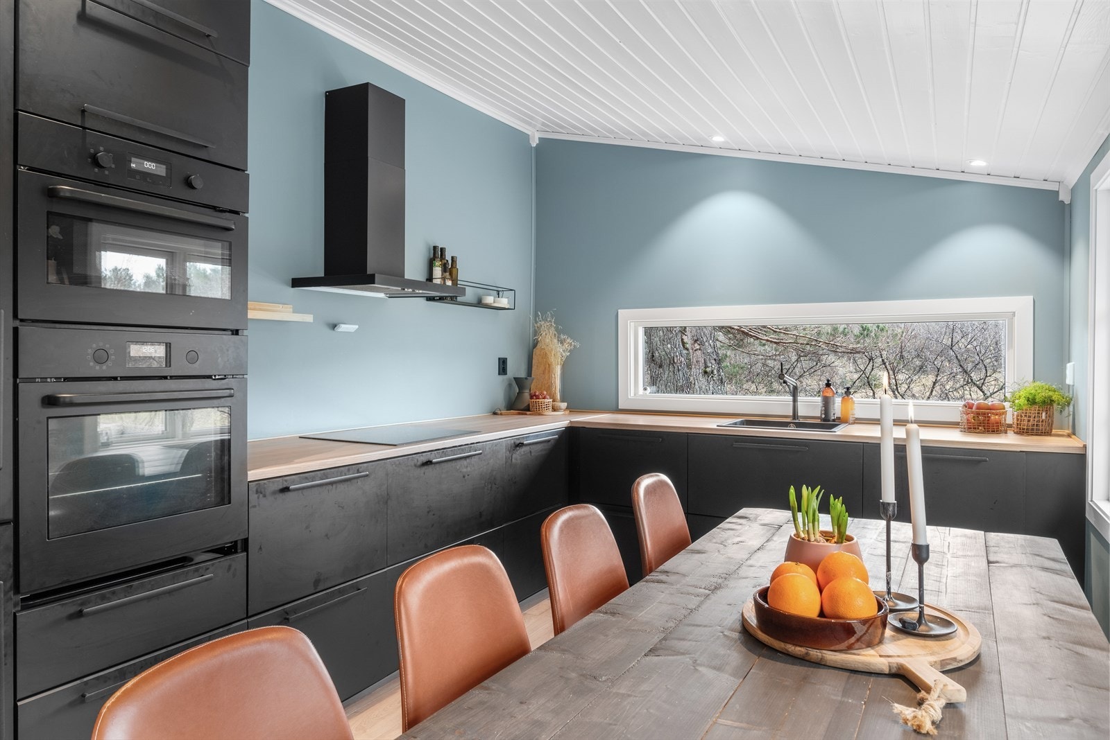 Kjøkkenet har godt med skap- og benkeplass. Galleribilde