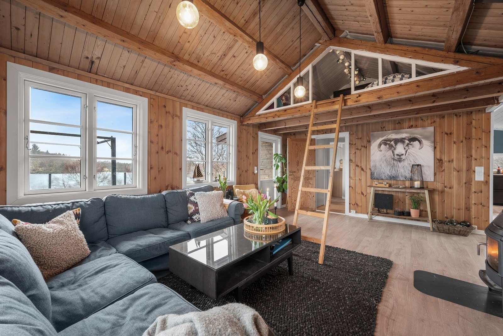 Hytta inneholder tre soverom, romslig stue, hems samt moderne kjøkken og baderom. Galleribilde