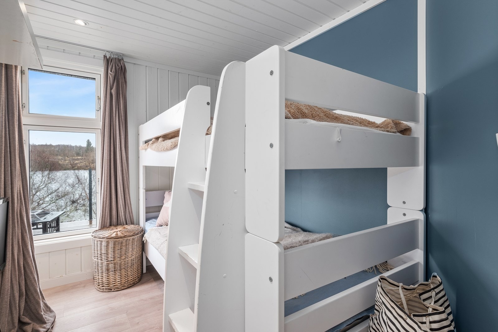 Køyesenger gir en smart utnyttelse av plassen og åpner for ekstra sengeplasser - perfekt for barnefamilier eller gjester. Galleribilde