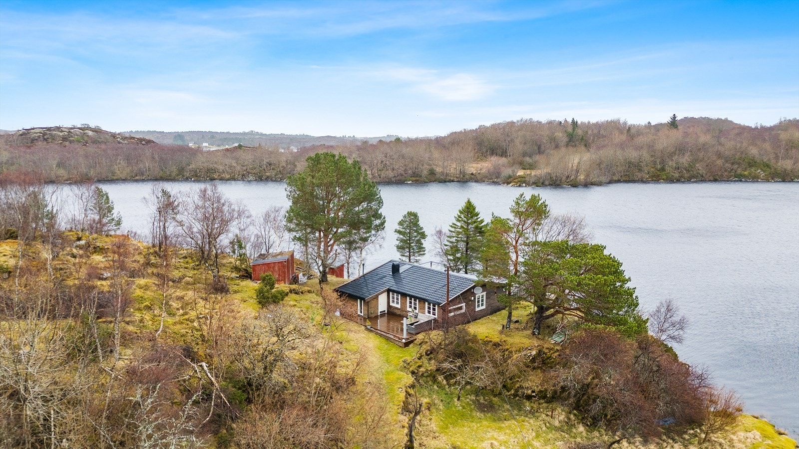 Hytta ligger i naturskjønne omgivelser like ved ferskvannet på Storvatnet. Samtidig er det kort vei til sjøen, med yrende båtliv og uendelige muligheter. Galleribilde