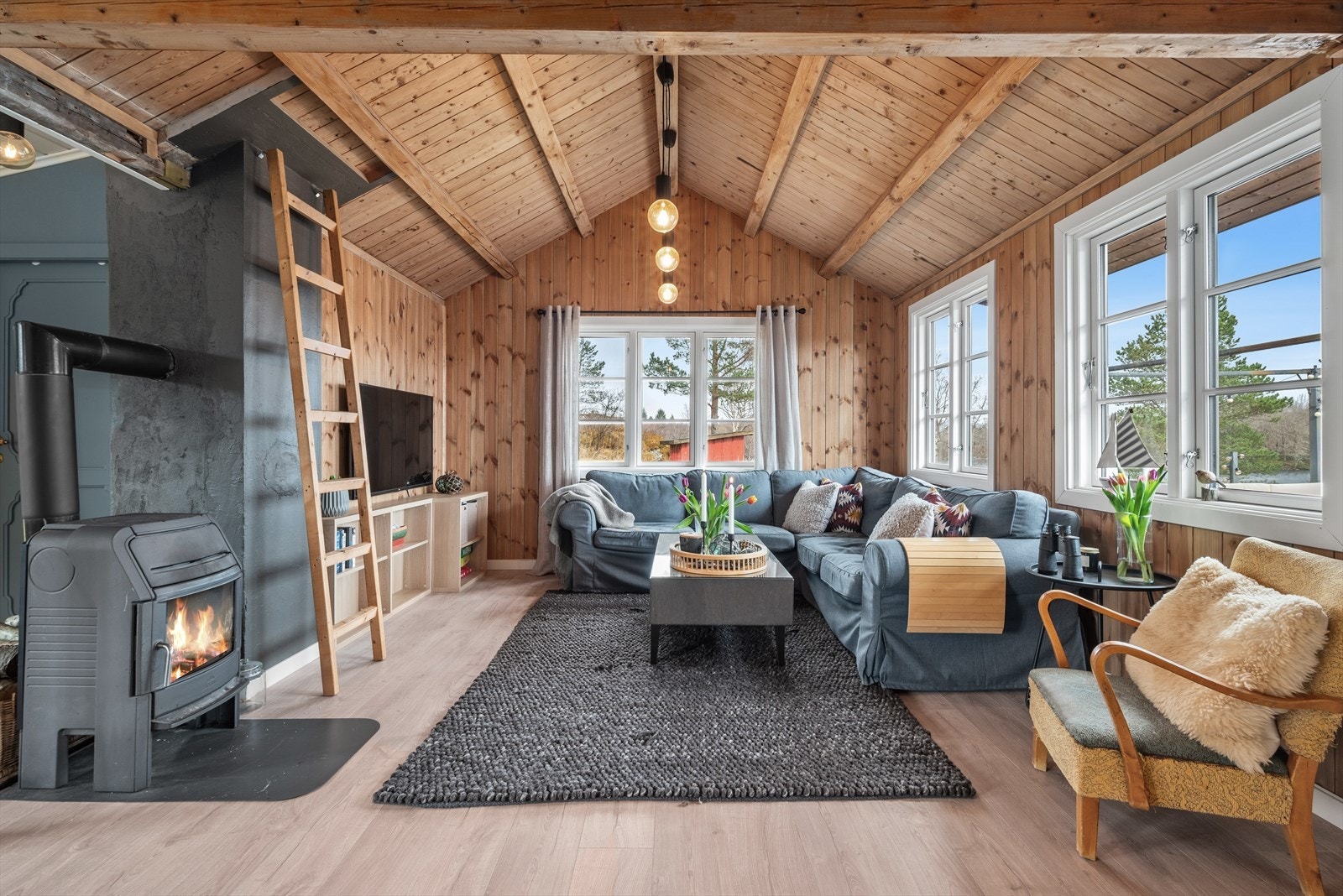 Fritidsboligen har en åpen stue-/kjøkkenløsning på ca. 40 kvm. Galleribilde