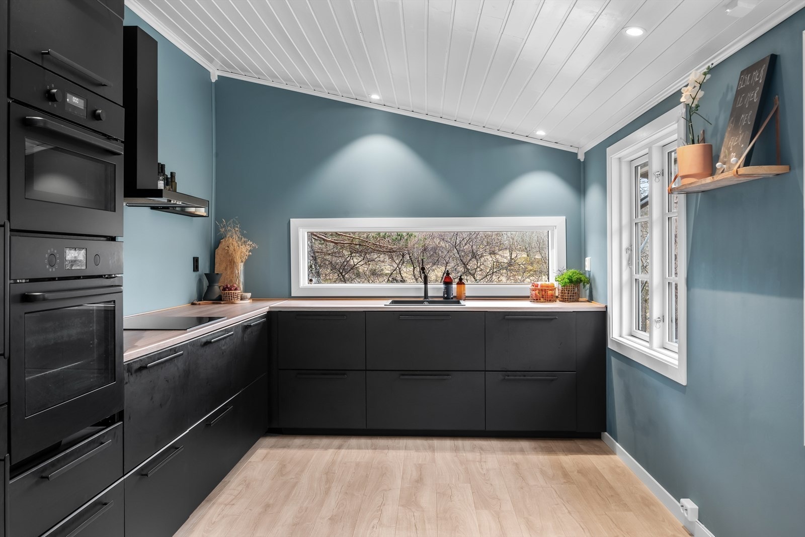 Kjøkkenet er utstyrt med downlights i himlingen, som sørger for jevn og god belysning - både praktisk og stemningsskapende. Galleribilde