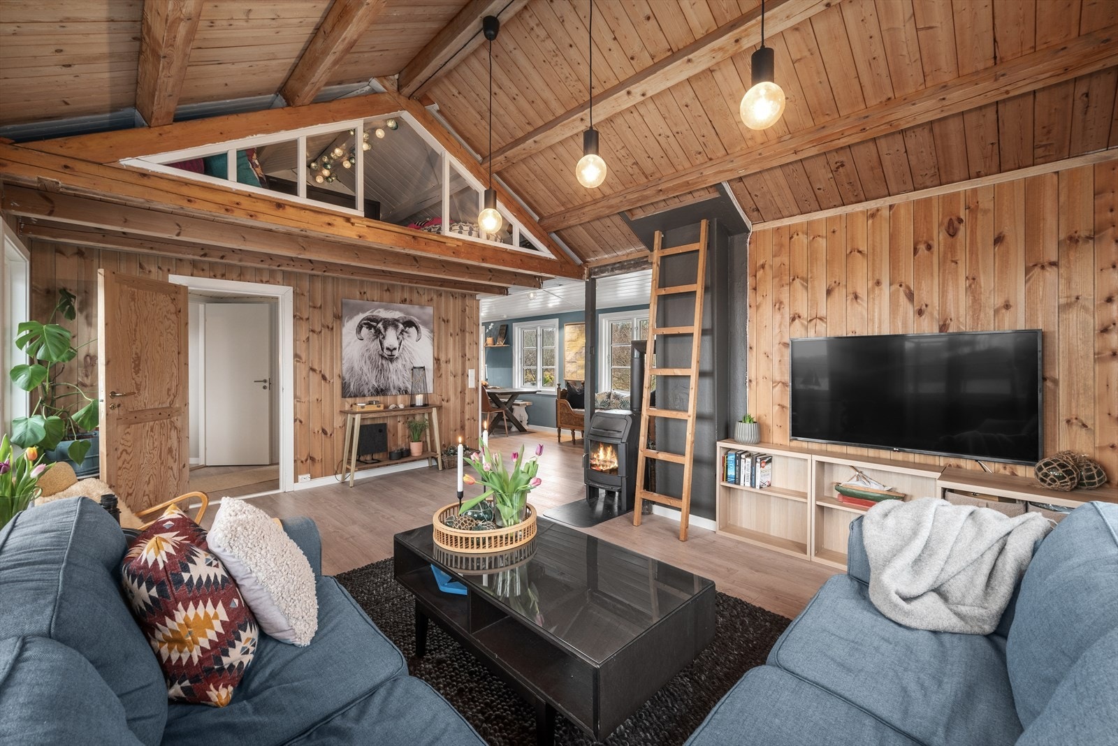 Stuen har store vindusflater som slipper inn rikelig med naturlig lys og bidrar til en lys og trivelig atmosfære. Galleribilde