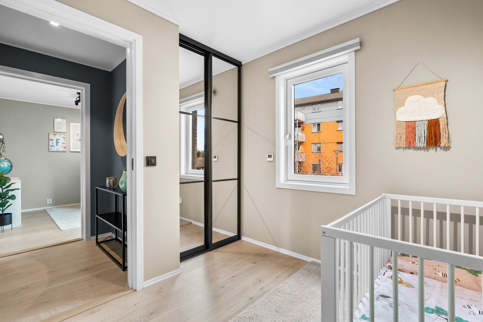 Det er lagt en lekker en-stavs eikeparkett på gulv i alle soverom. Galleribilde