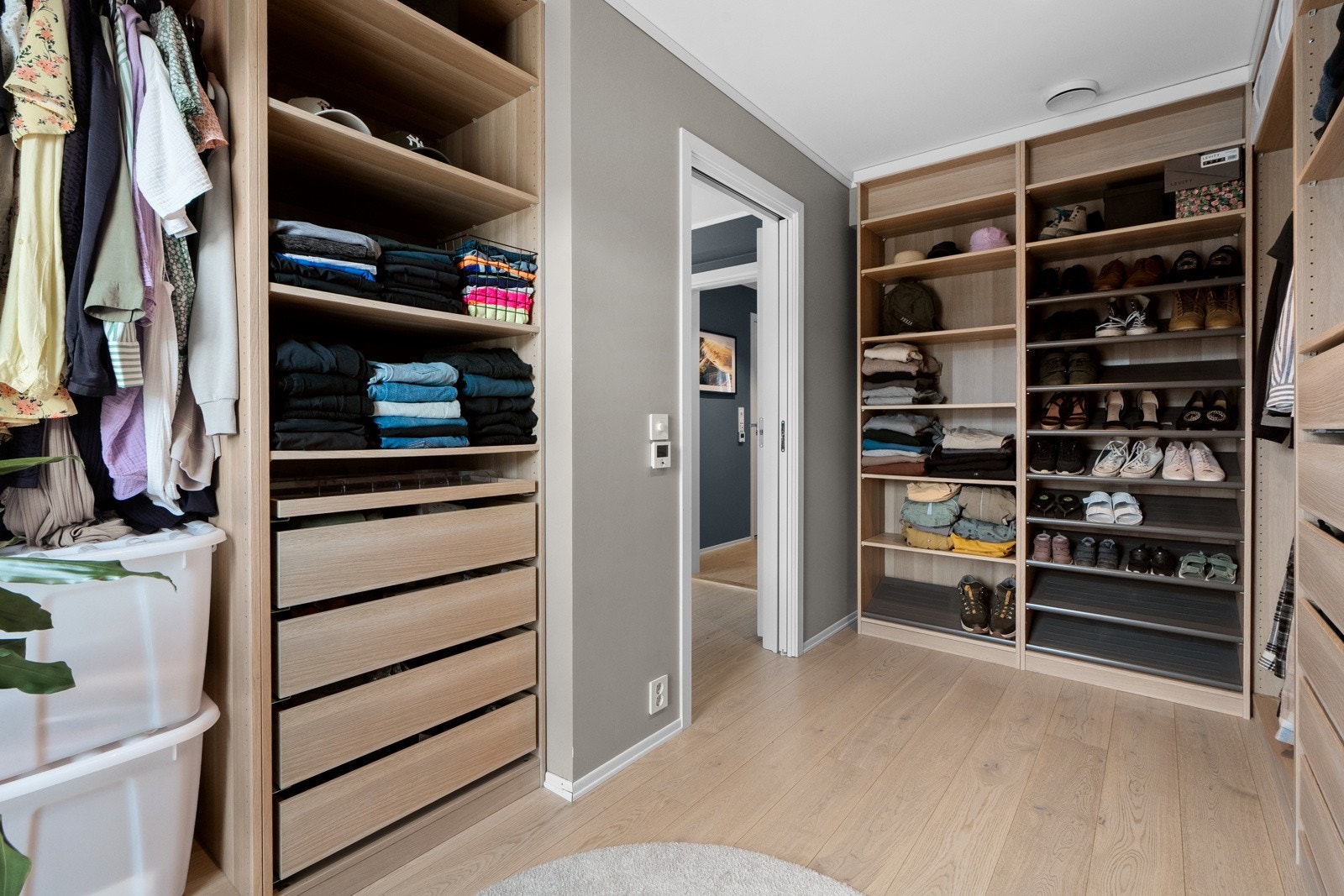 Walk-in closet (opprinnelig soverom) byr på rikelig med oppbevaringsplass. Galleribilde