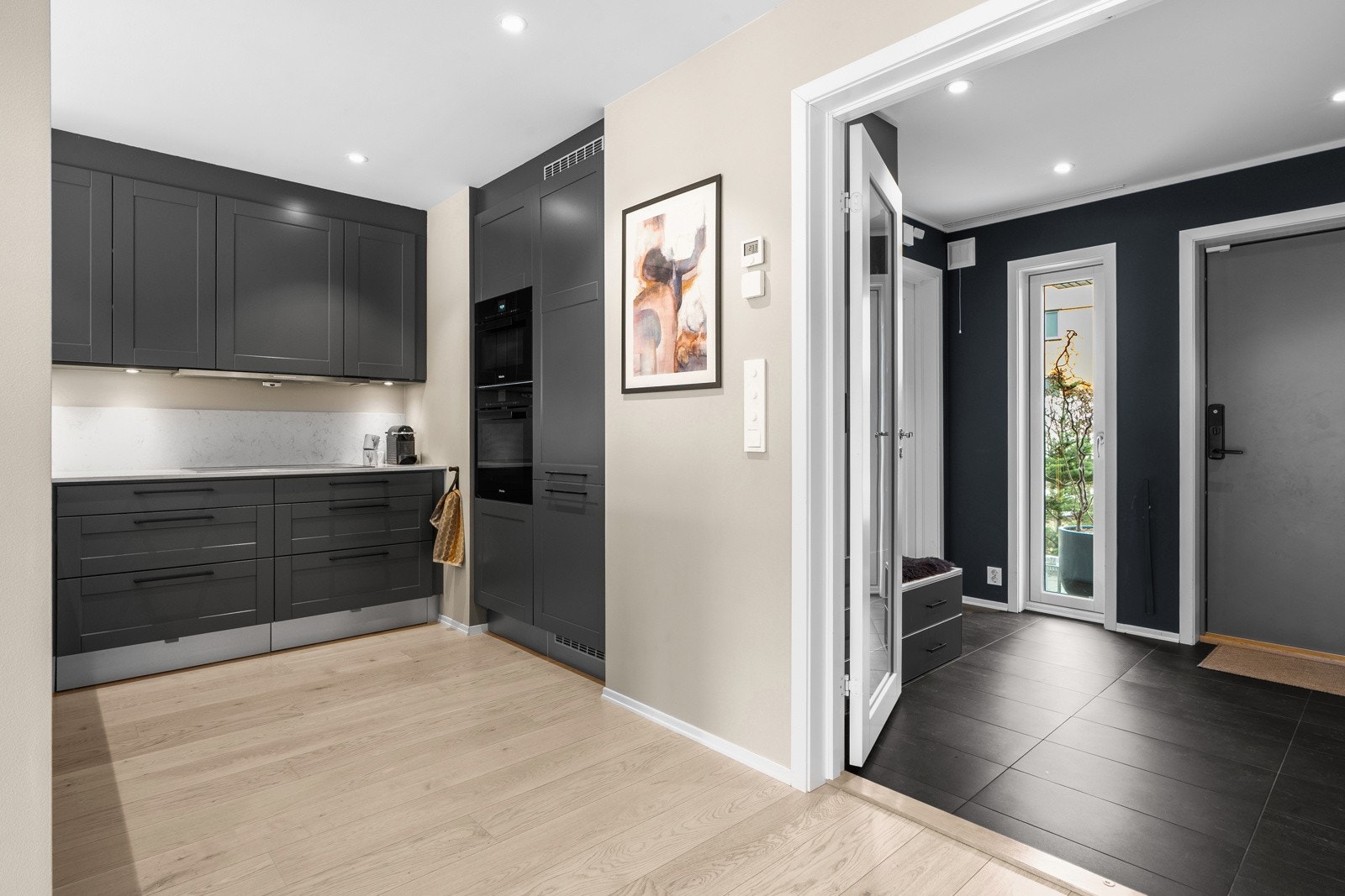 Over platetoppen er det montert vifte med avtrekk ut. Galleribilde