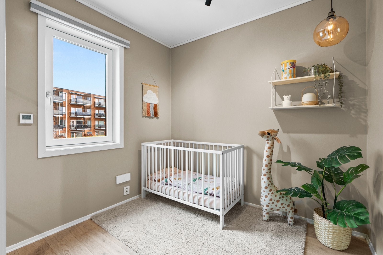 På soverom tre er det god plass til seng, nattbord og oppbevaring i medfølgende skyvedørsgarderobe. Galleribilde