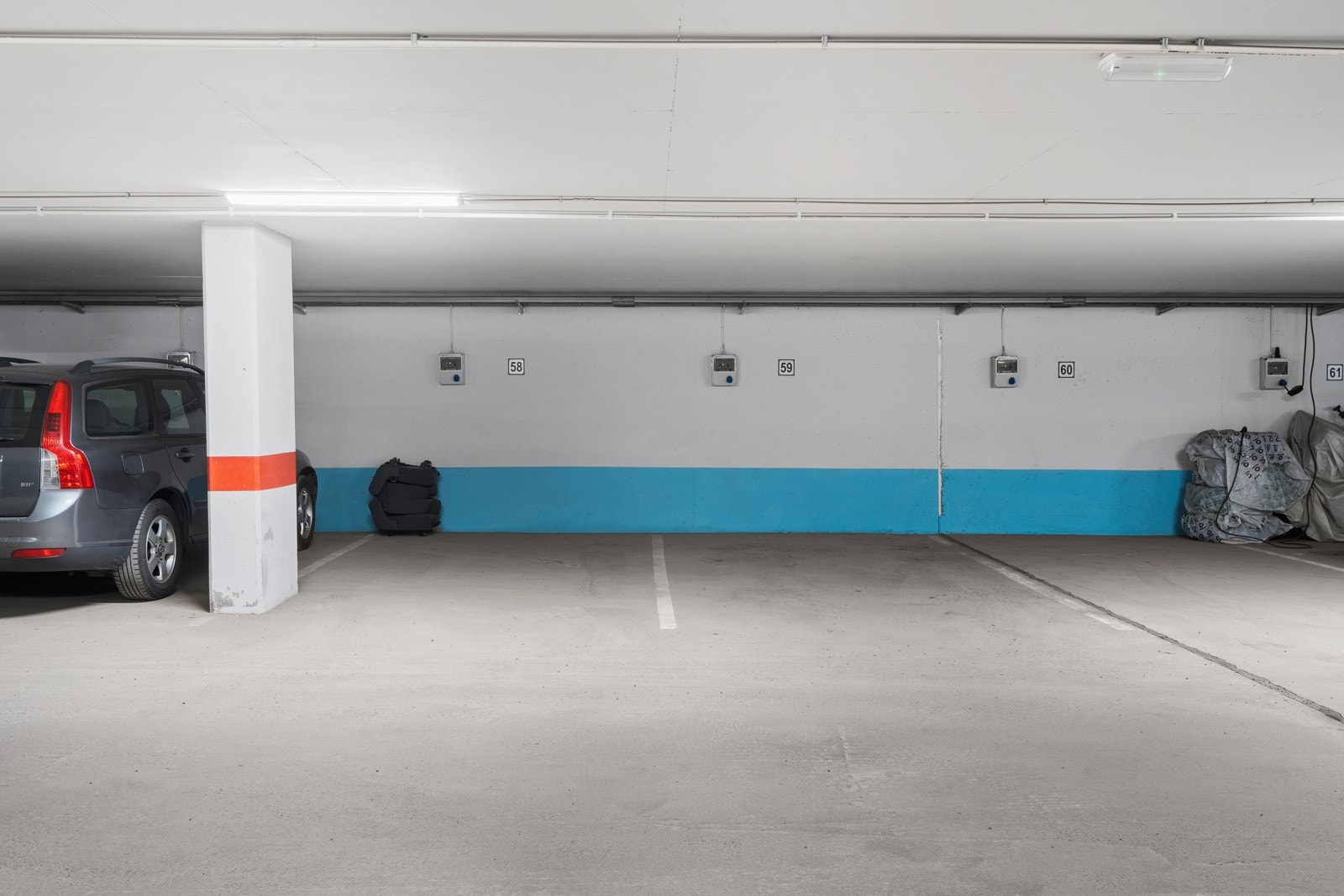 Boligen disponerer to parkeringsplasser ved siden av hverandre i felles garasjeanlegg. Galleribilde