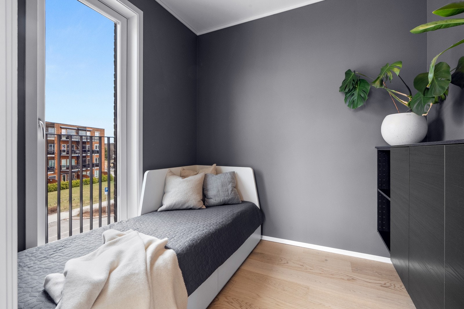 Fra stuen har du tilgang til et praktisk hjemmekontor som også har blitt benyttet som gjesterom. Galleribilde