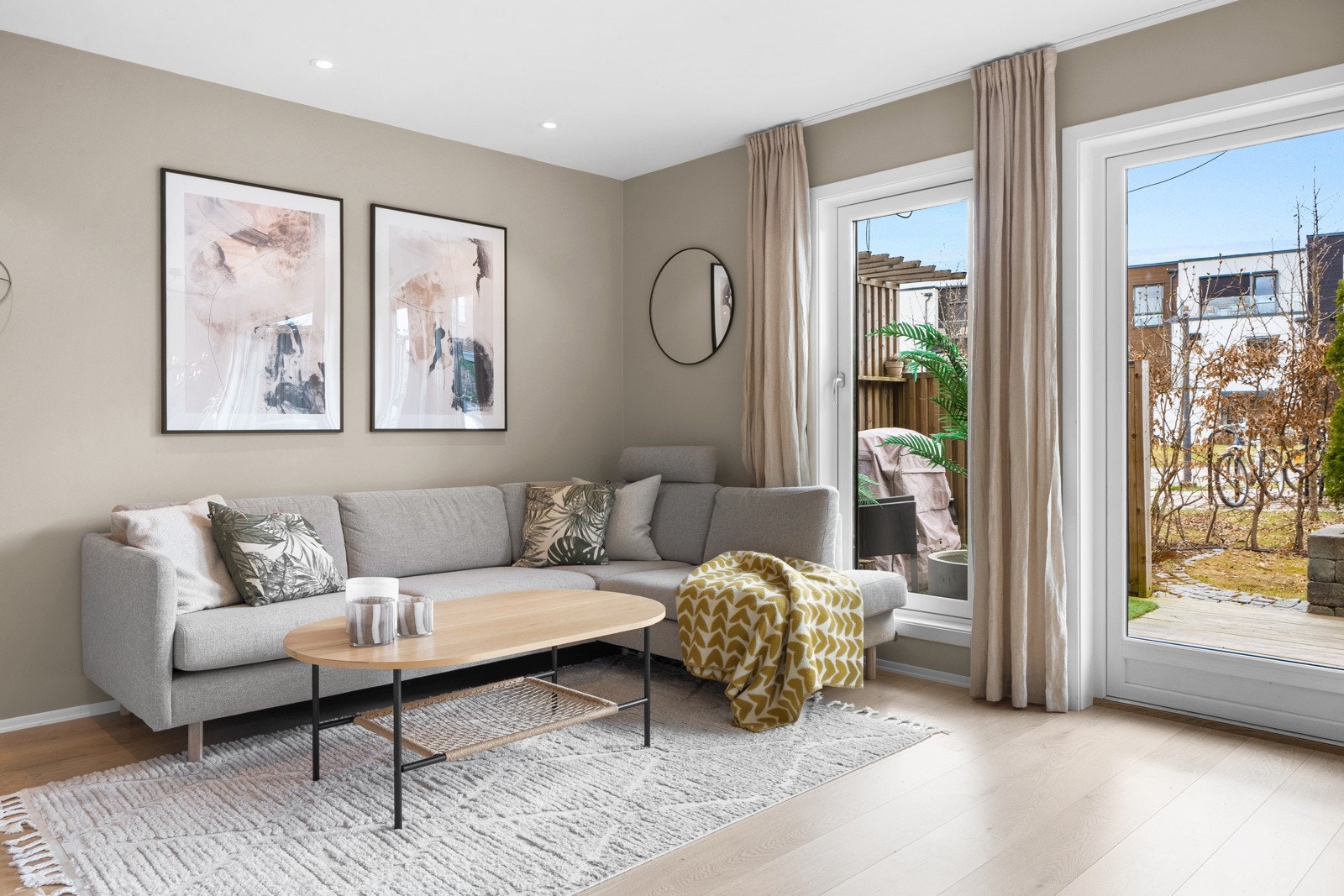 De store vindusflatene gir godt med naturlig lysinnslipp, og sammen med den gode planløsningen skapes det en luftig atmosfære! Galleribilde