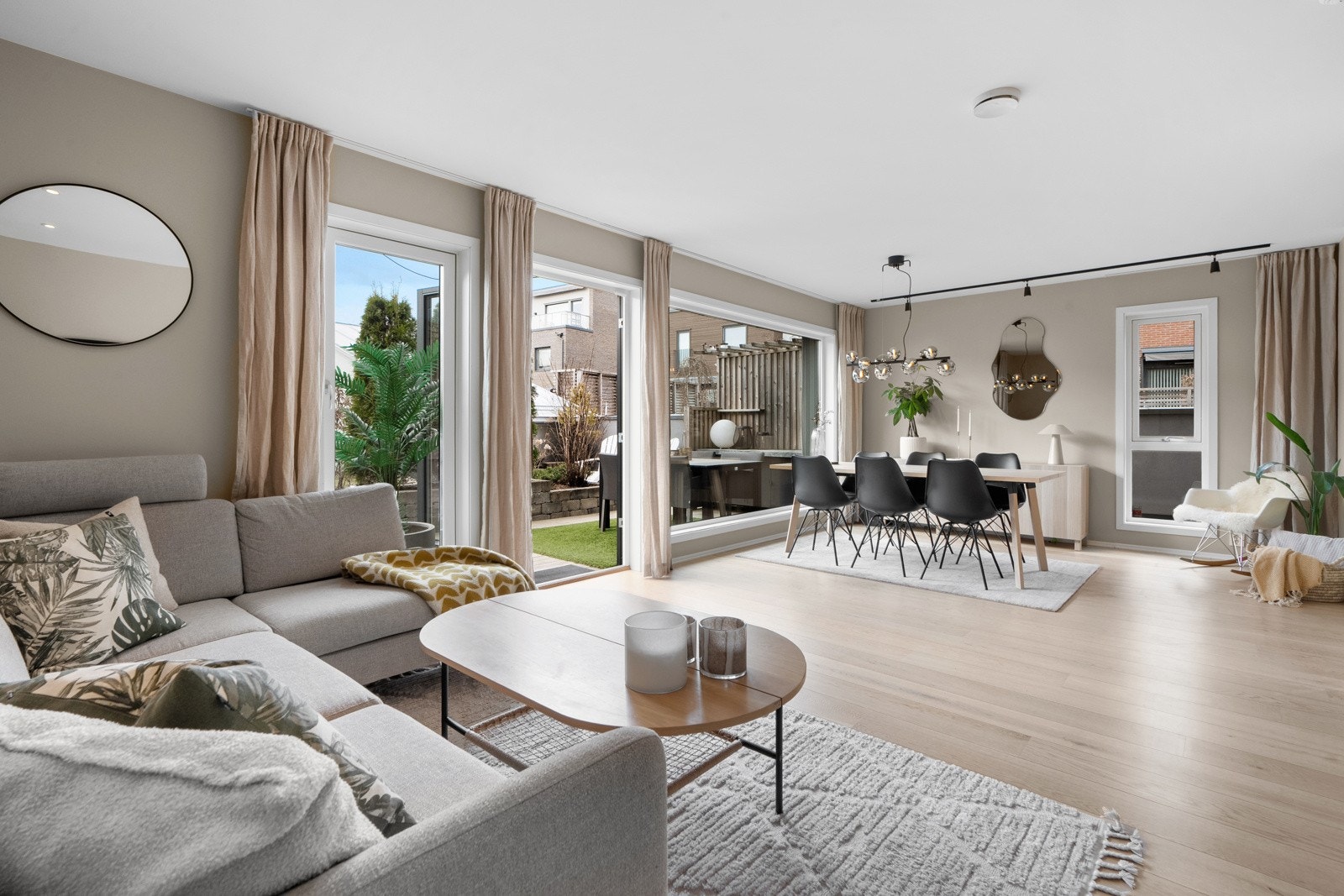 Lys og lekker stue som byr på gode møbleringsmuligheter, med god plass til både sofagruppe, spisebord og TV med tilhørende møblement. Galleribilde