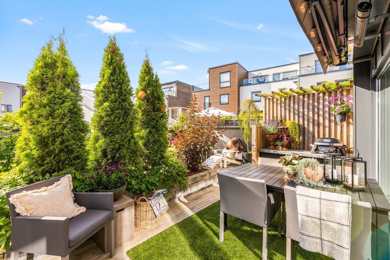 På sommeren forlenges stuen med en herlig terrasse på 50 kvm, med videre adkomst til en gressplen. Galleribilde