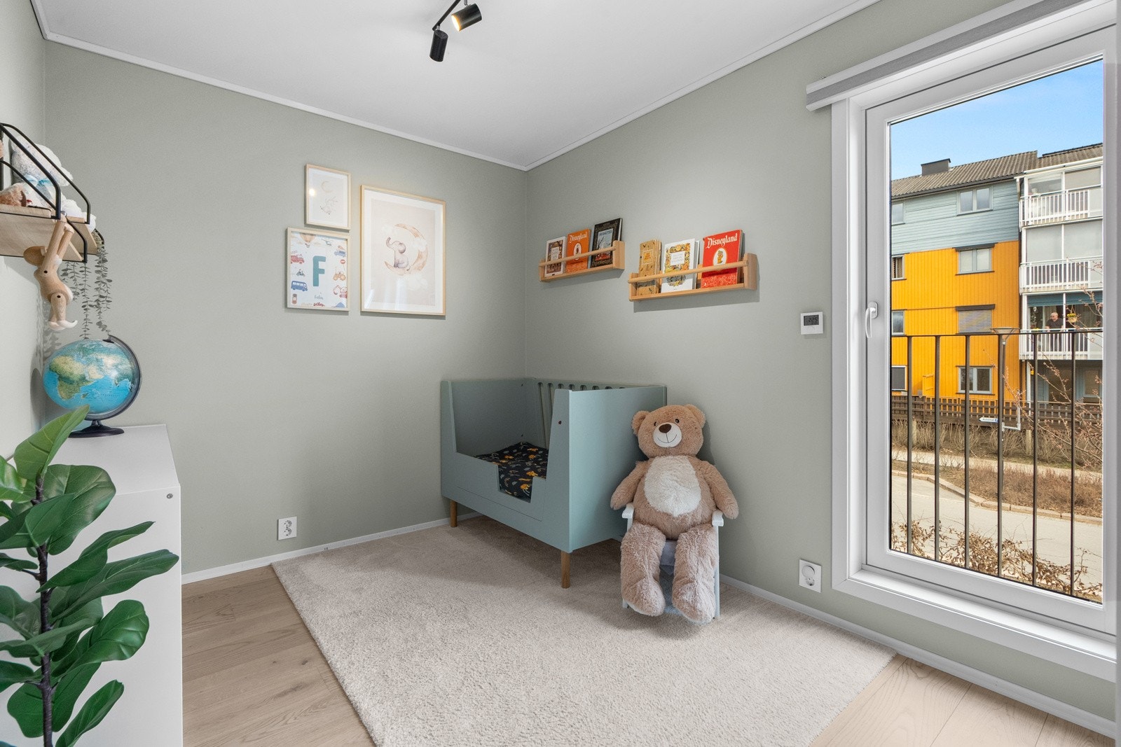 Det andre soverommet er malt i en smakfull grønnfarge. Galleribilde