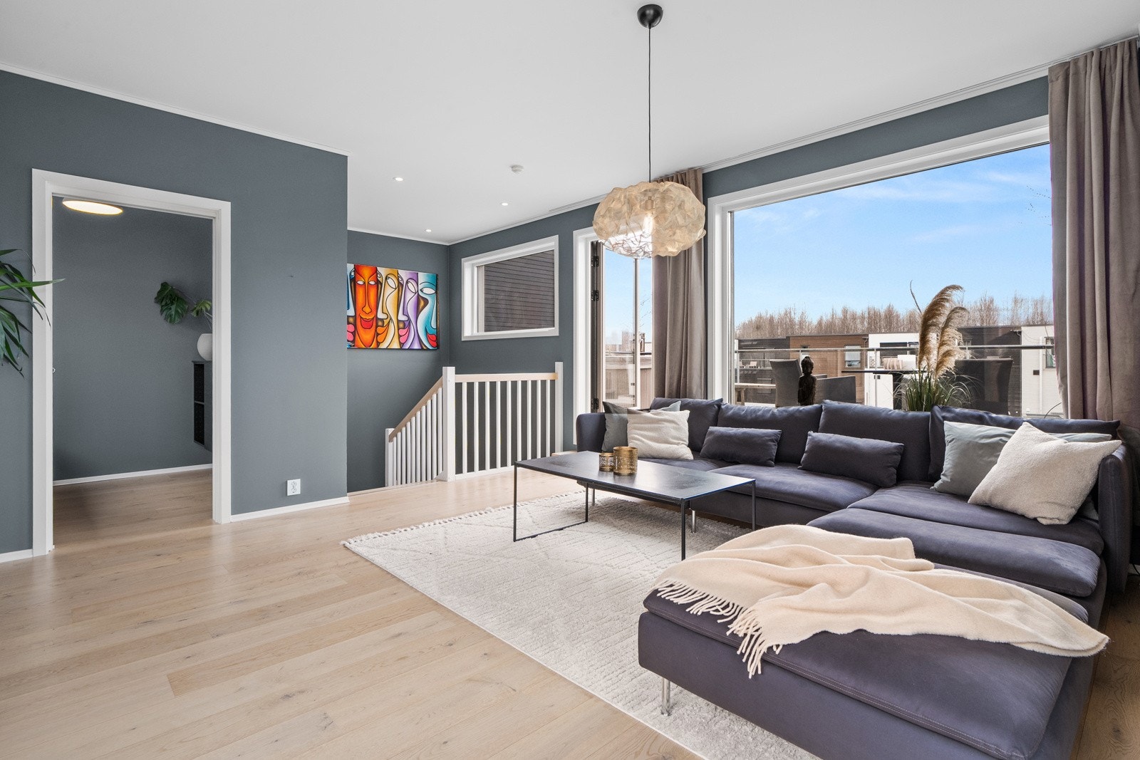 Det er lagt en lys en-stavs eikeparkett på gulv. Galleribilde