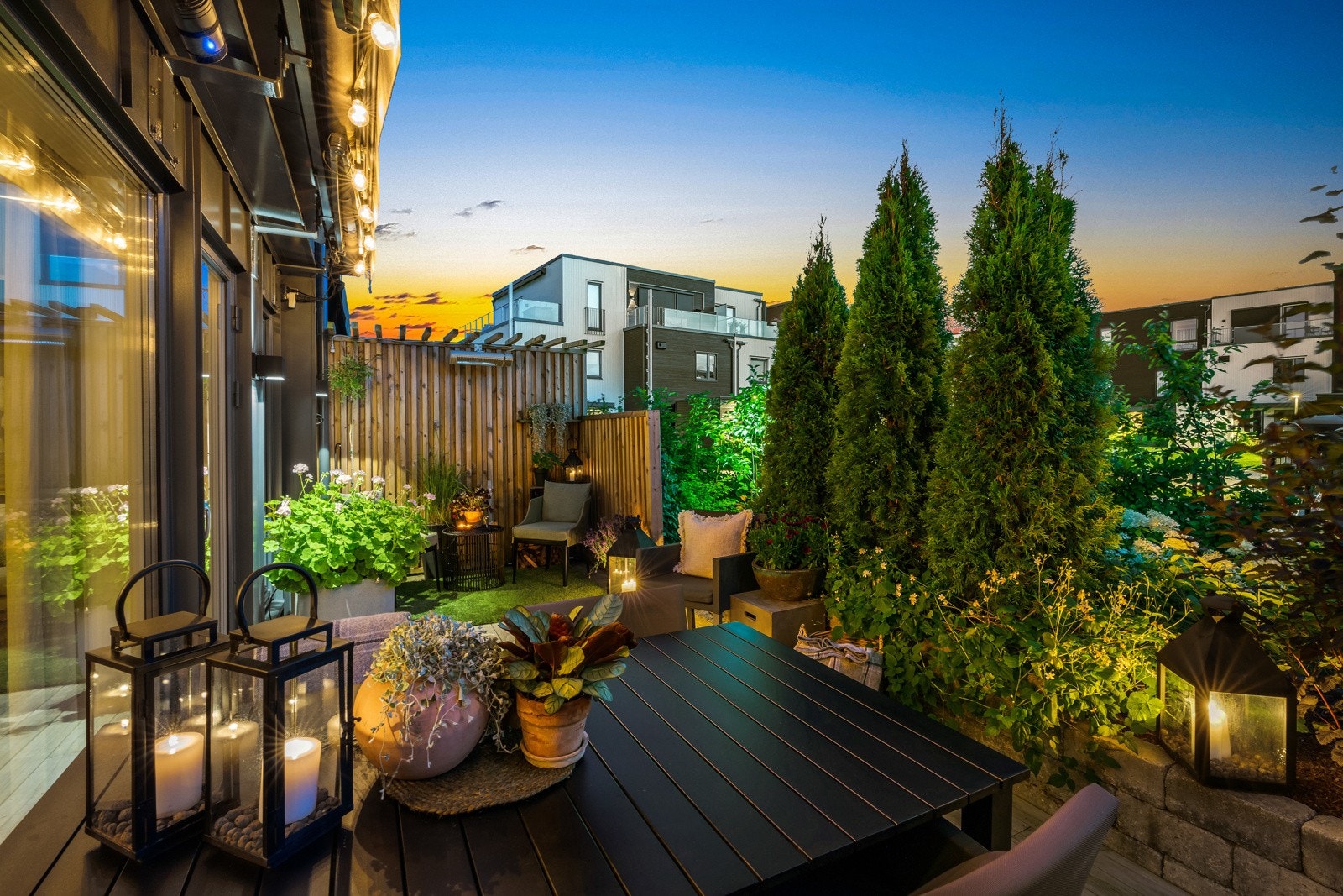 Uteplassen er pent opparbeidet med platting, brostein, gressplen og variert beplanting. Galleribilde