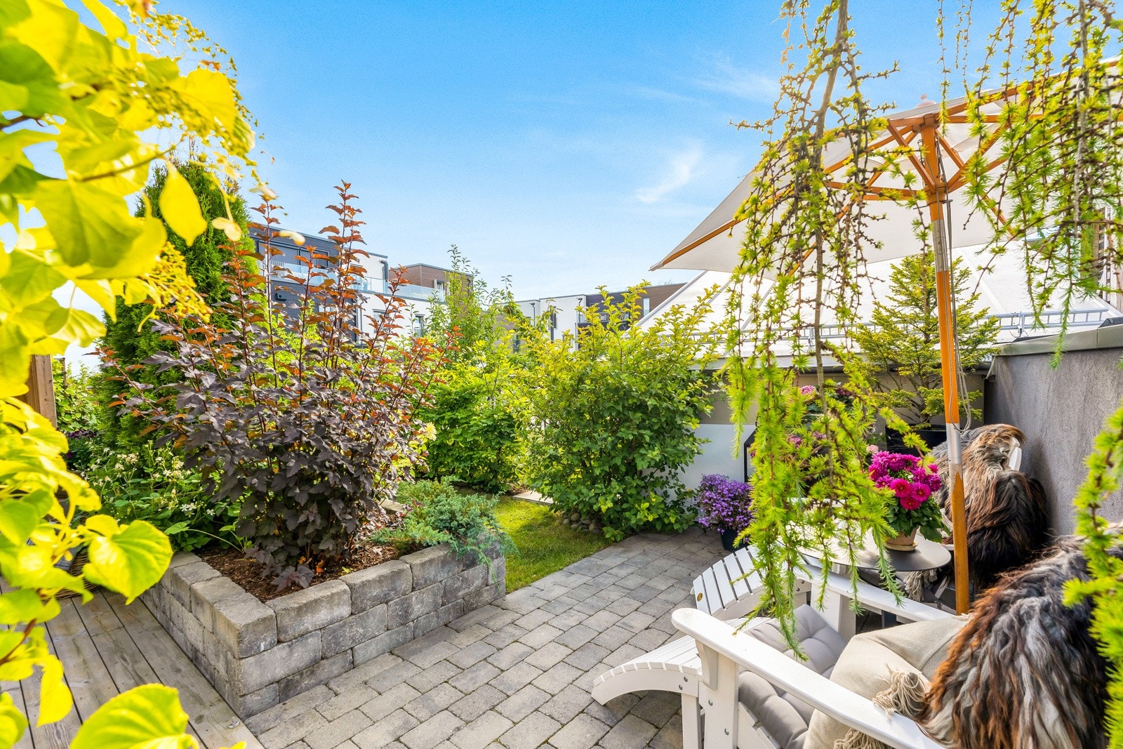 Velkommen til et moderne og stilfullt enderekkehus som strekker seg over tre plan! Galleribilde