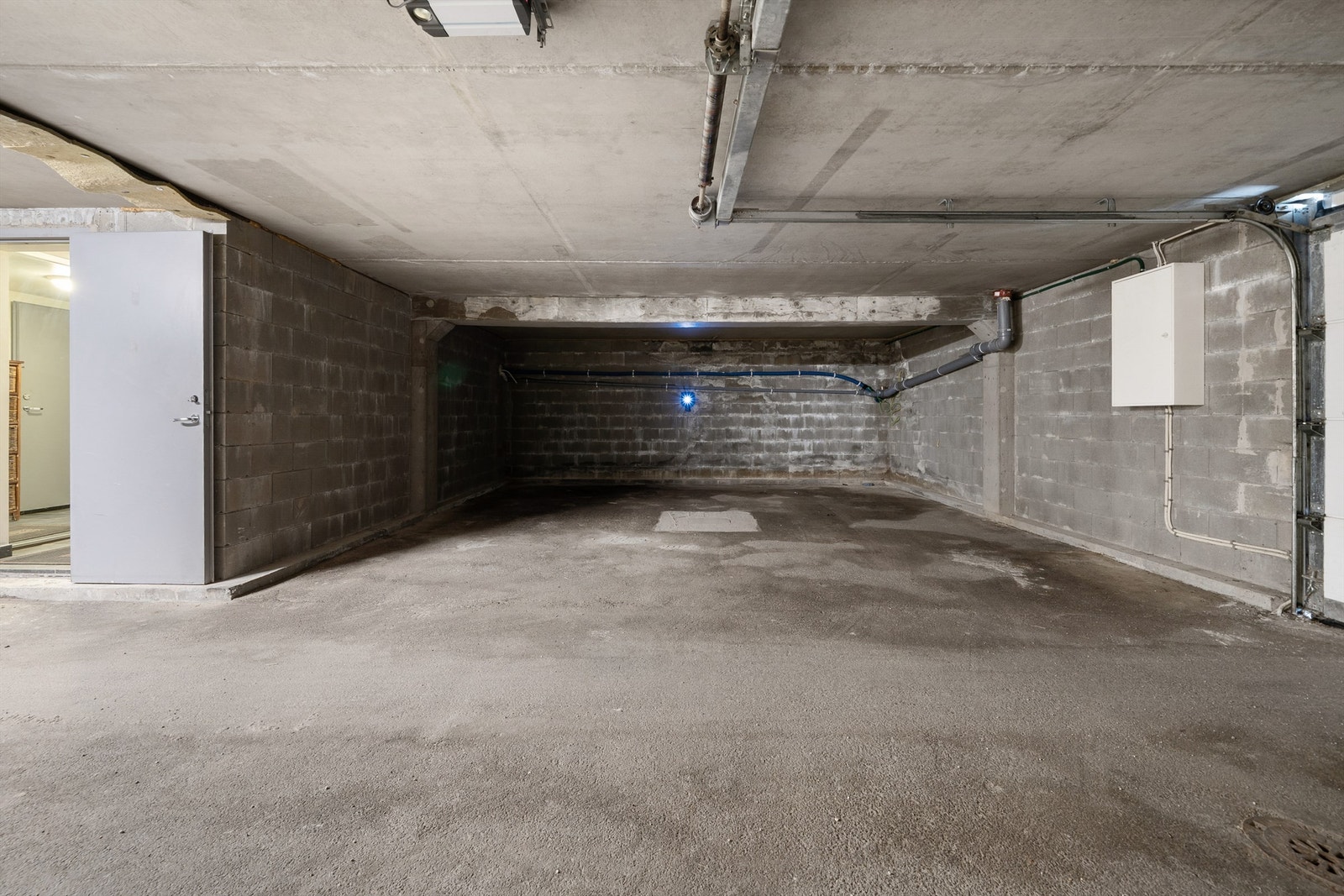 Parkeringsplasser med plass til 2 biler, el bil lader Galleribilde