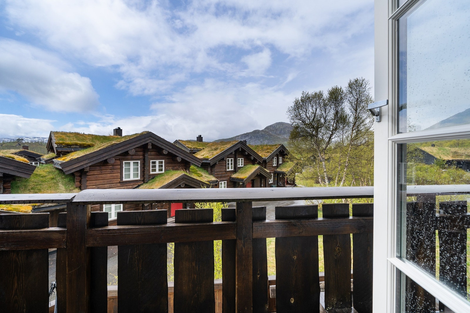 Utsikt fra balkong i 2.etg mot Hovdenuten Galleribilde