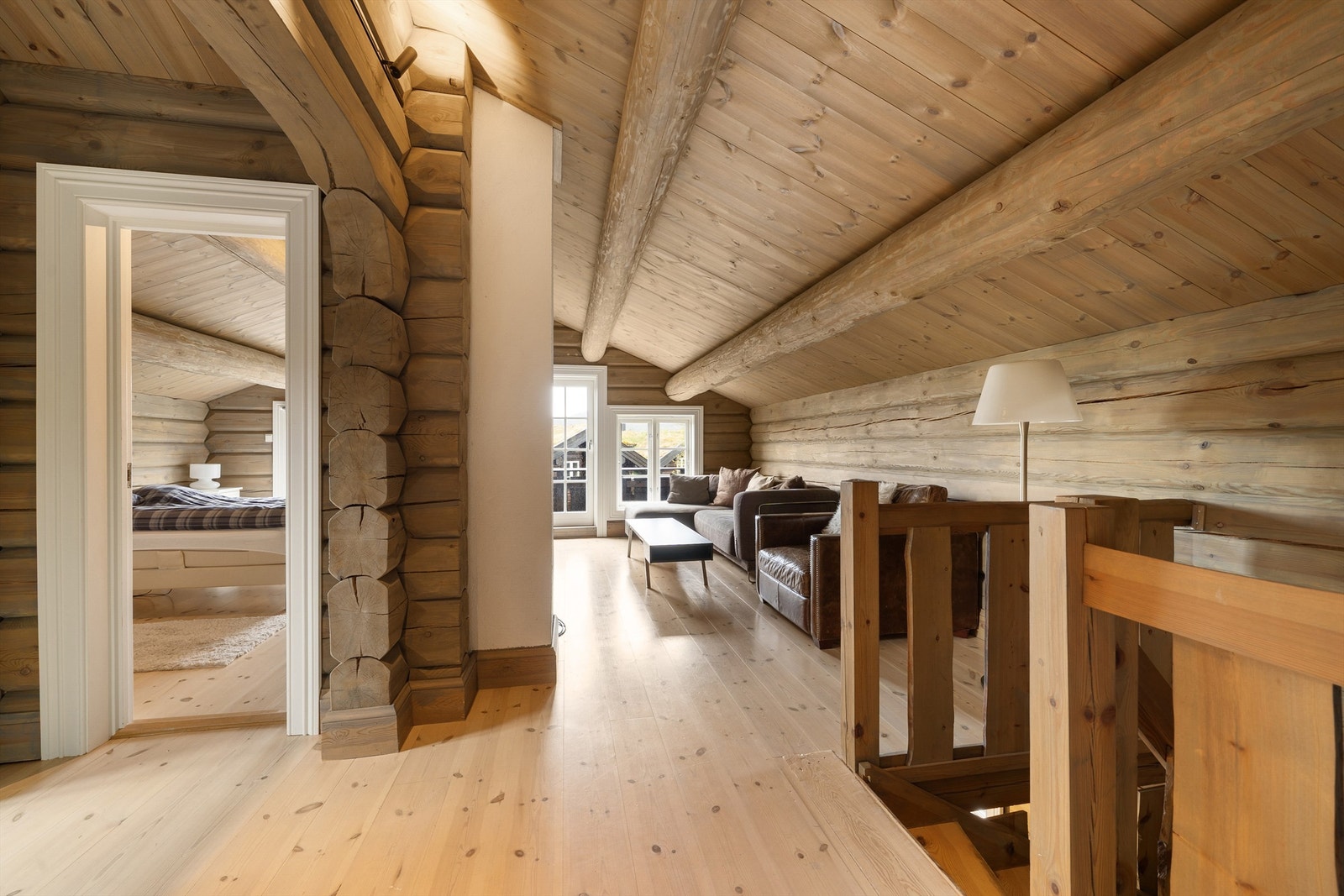 Loftstue og soverom med utgang til balkong Galleribilde