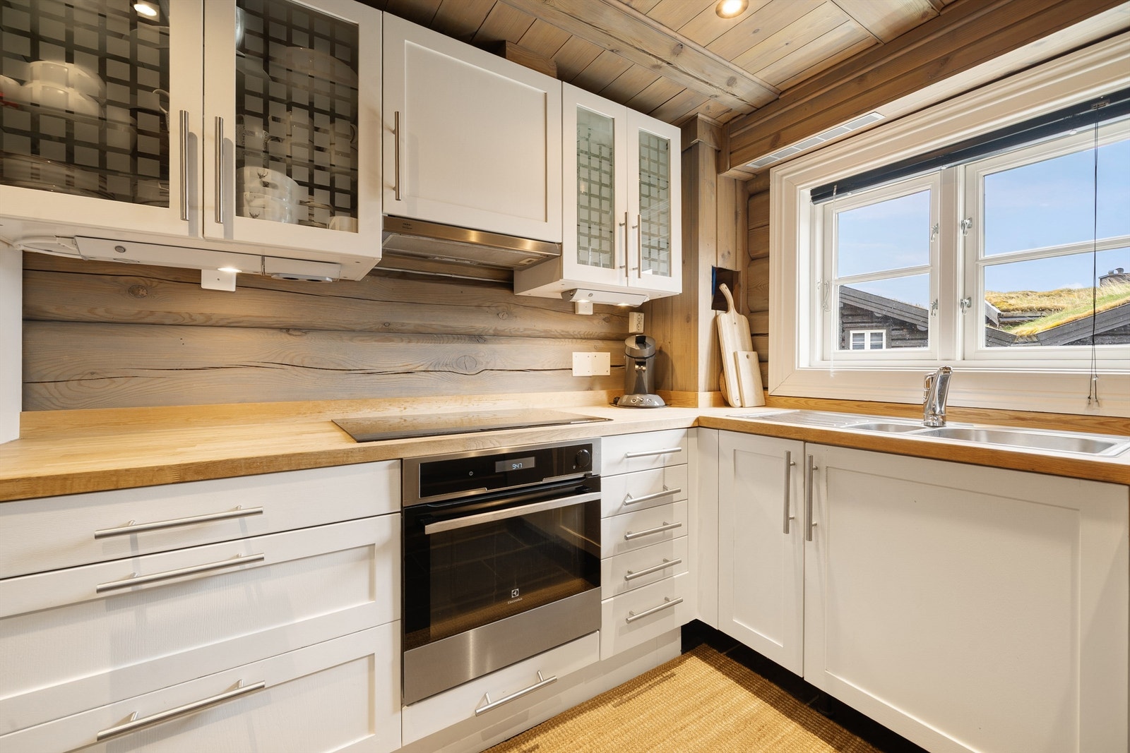 Kjøkkent har godt med skap og benkeplass. Integrerte hvitevarer. Galleribilde