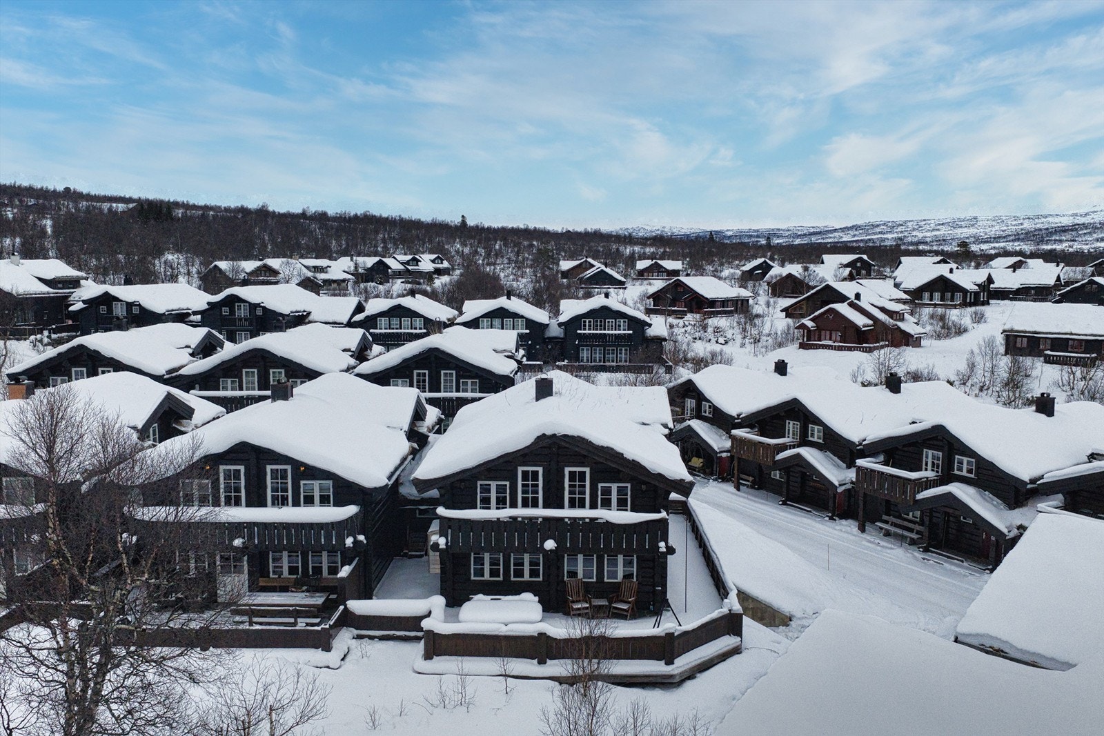 Endehytte med stor terrasse og to sider Galleribilde