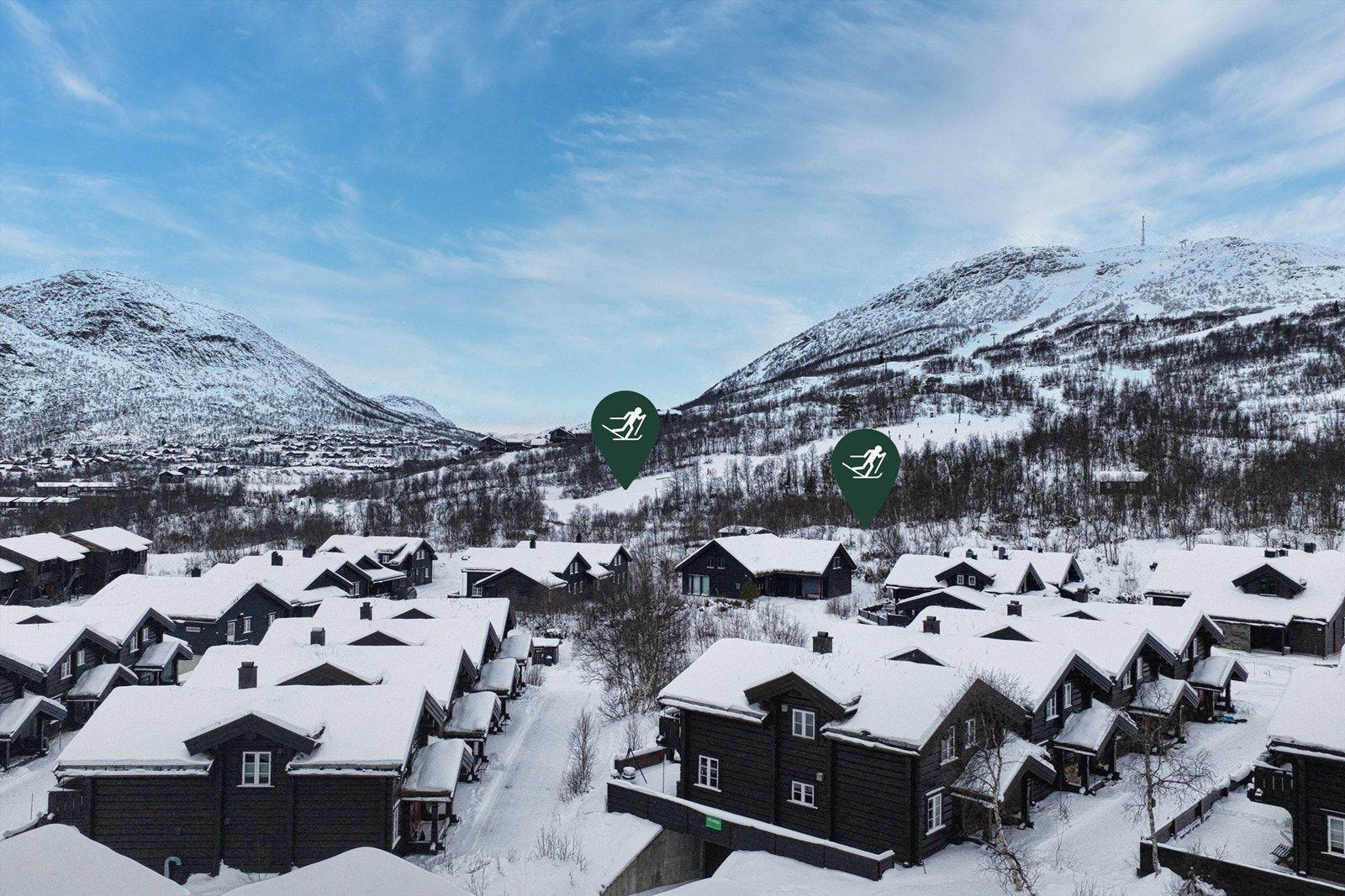 Rett ved oppkjørt skiløype og skisenteret. Parkering i kjeller. Galleribilde