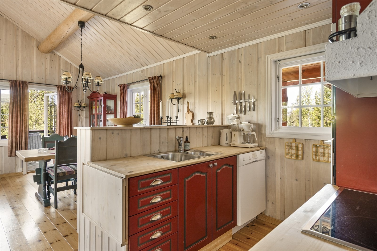 Kjøkkenet har plass til alt man trenger for å ha det komfortabelt. Galleribilde