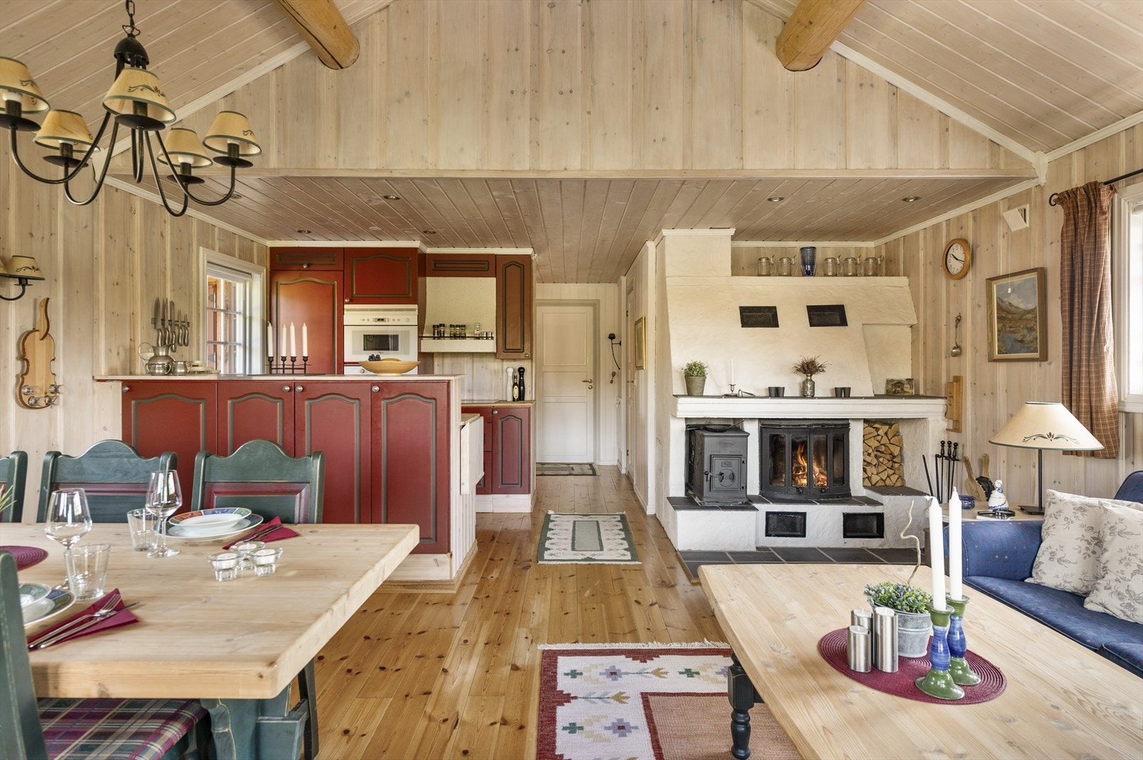 Åpen løsning mellom kjøkken og stue/spisestue. Galleribilde