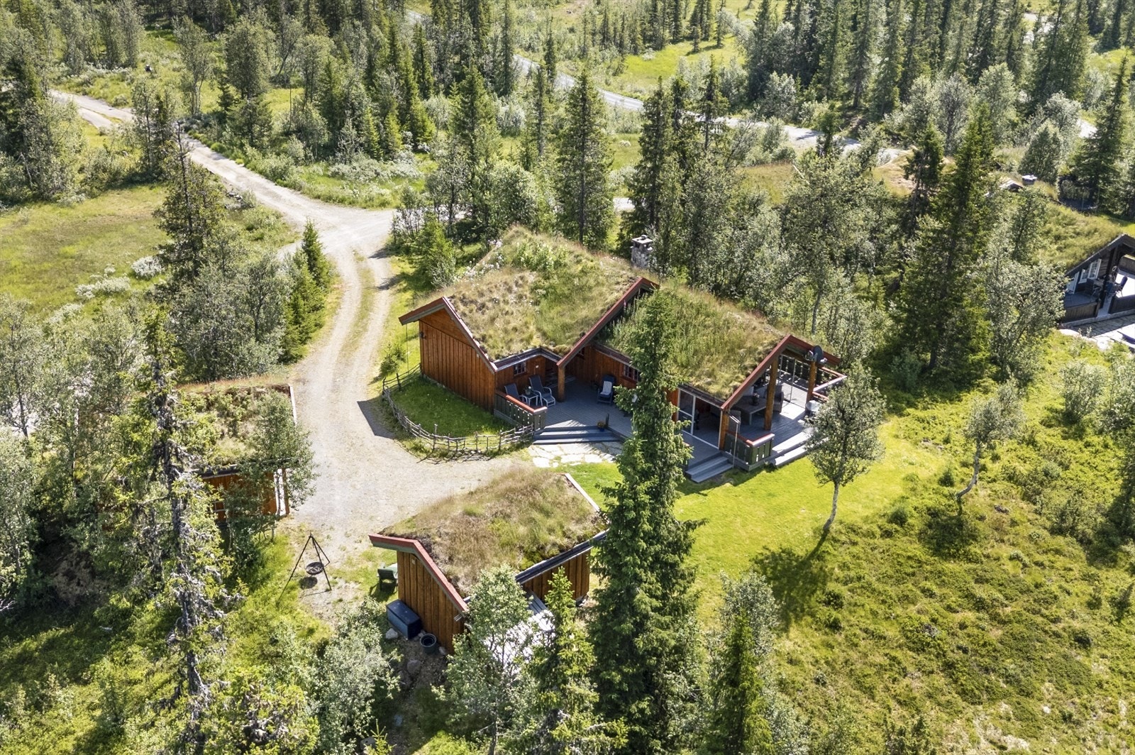 Gruset innkjørsel og helårsveg rett utenfor hytta. Galleribilde