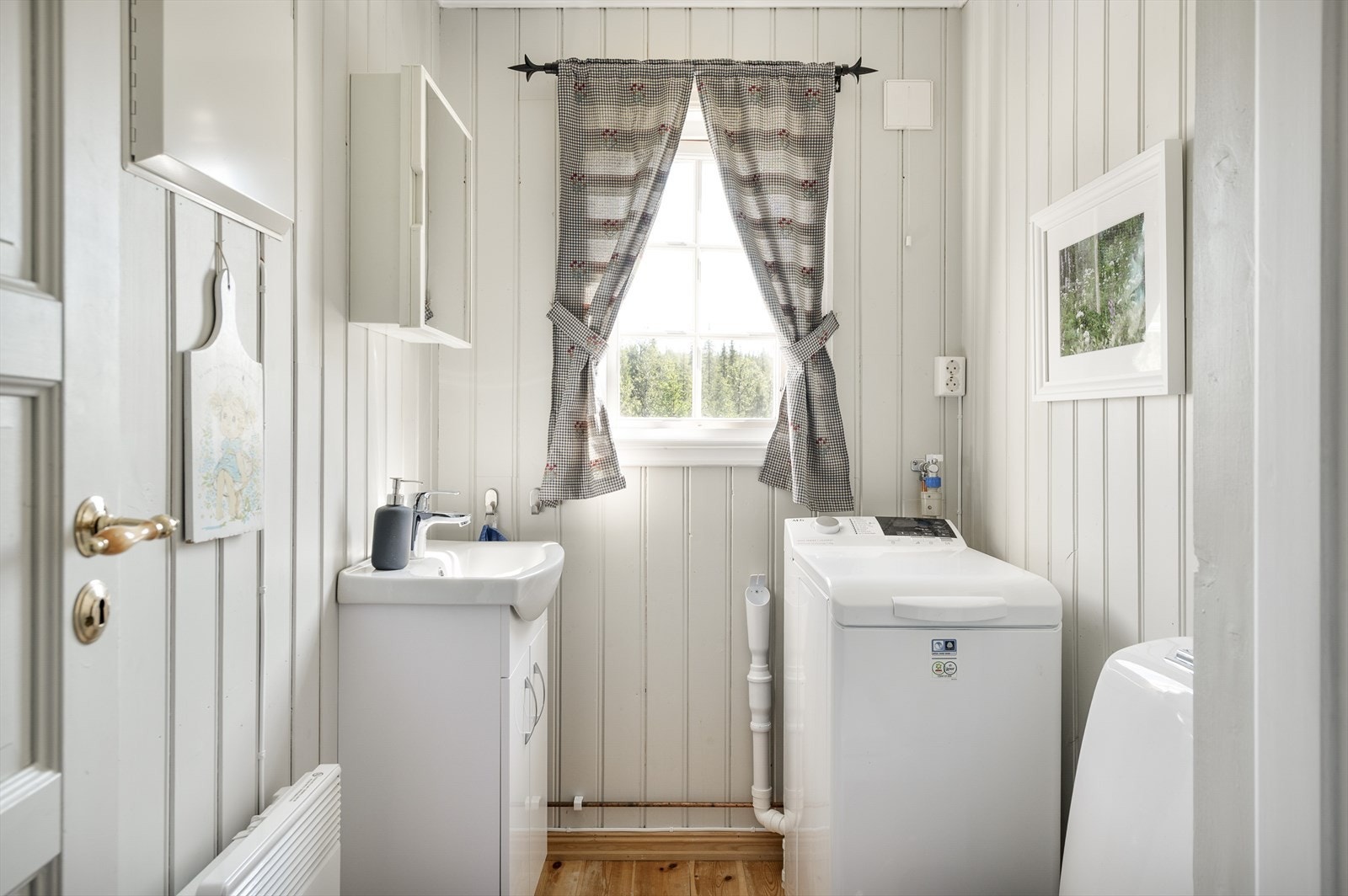 Bad med opplegg for vaskemaskin. Galleribilde