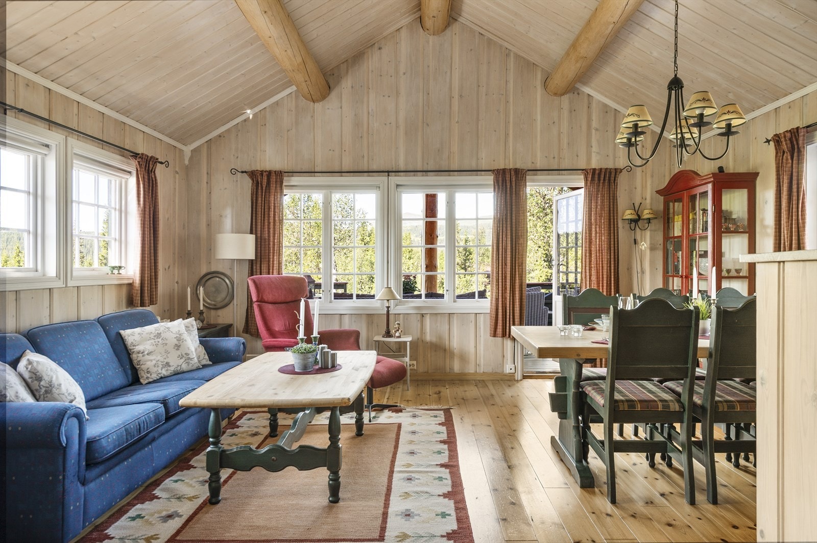 Romslig stue med god plass til møblering. Galleribilde