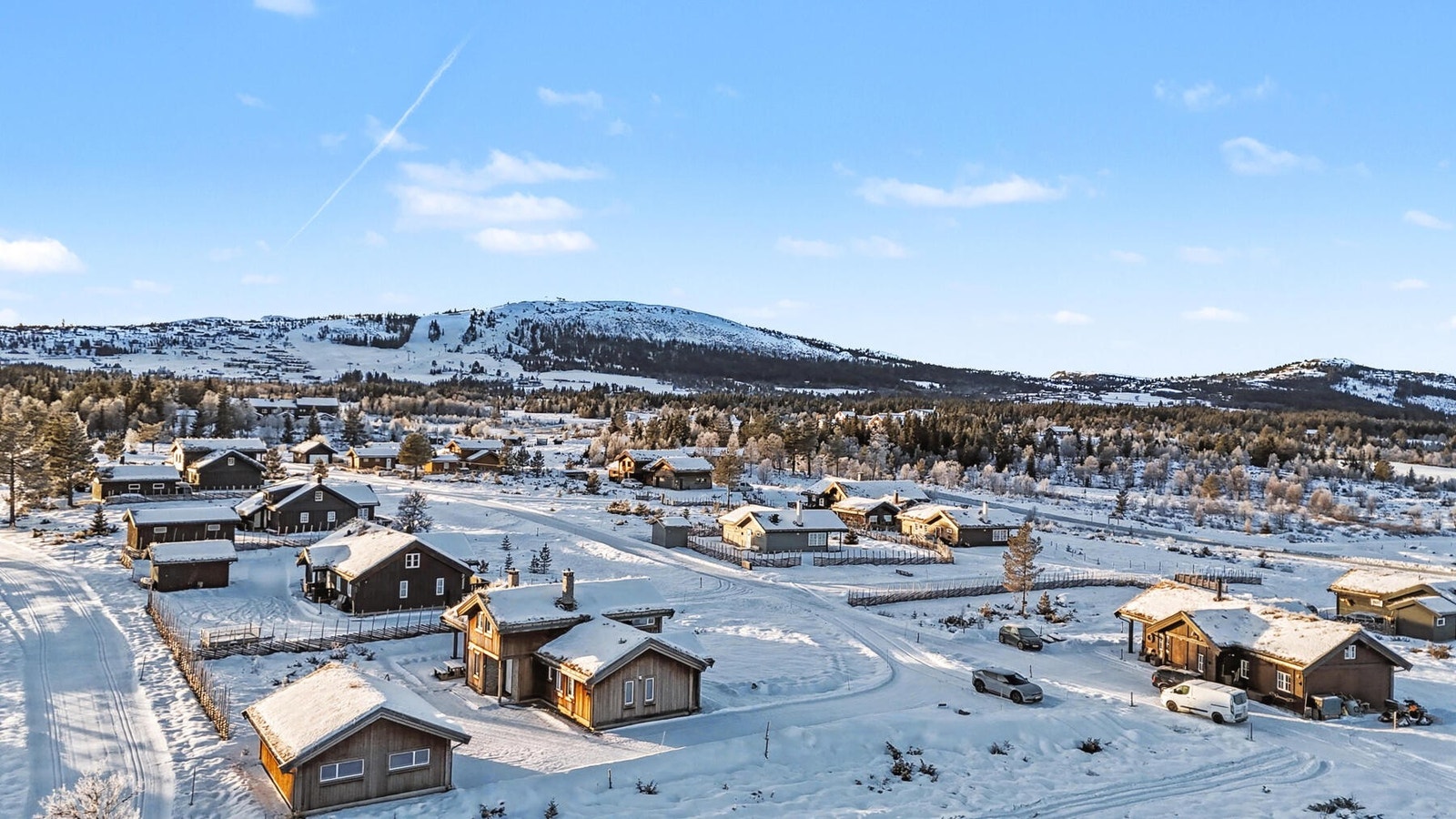 Eiendommen er beliggende i Oset Hyttefelt på Golsfjellet, med langrennsløypene rett bak hytta samt kort avstand til alpinbakke. Galleribilde