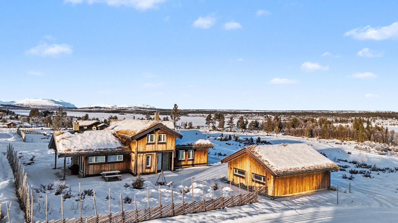 Hytta ligger innerst i en blindvei på en 1,5 måls tomt. Galleribilde