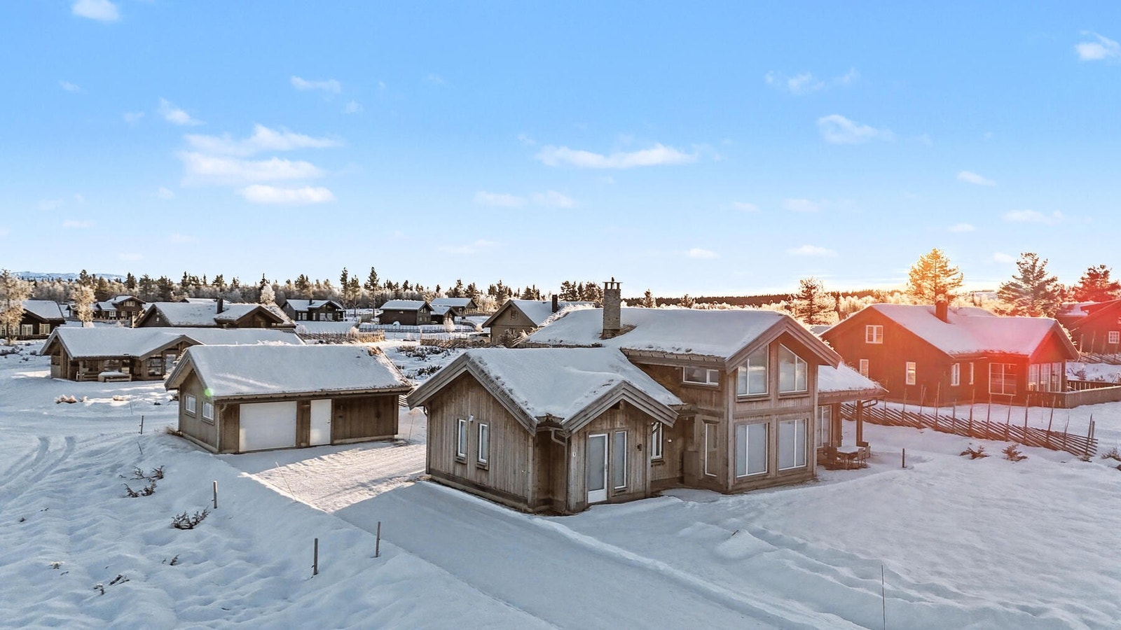 En lekker hytte og garasje oppført i 2017. Galleribilde