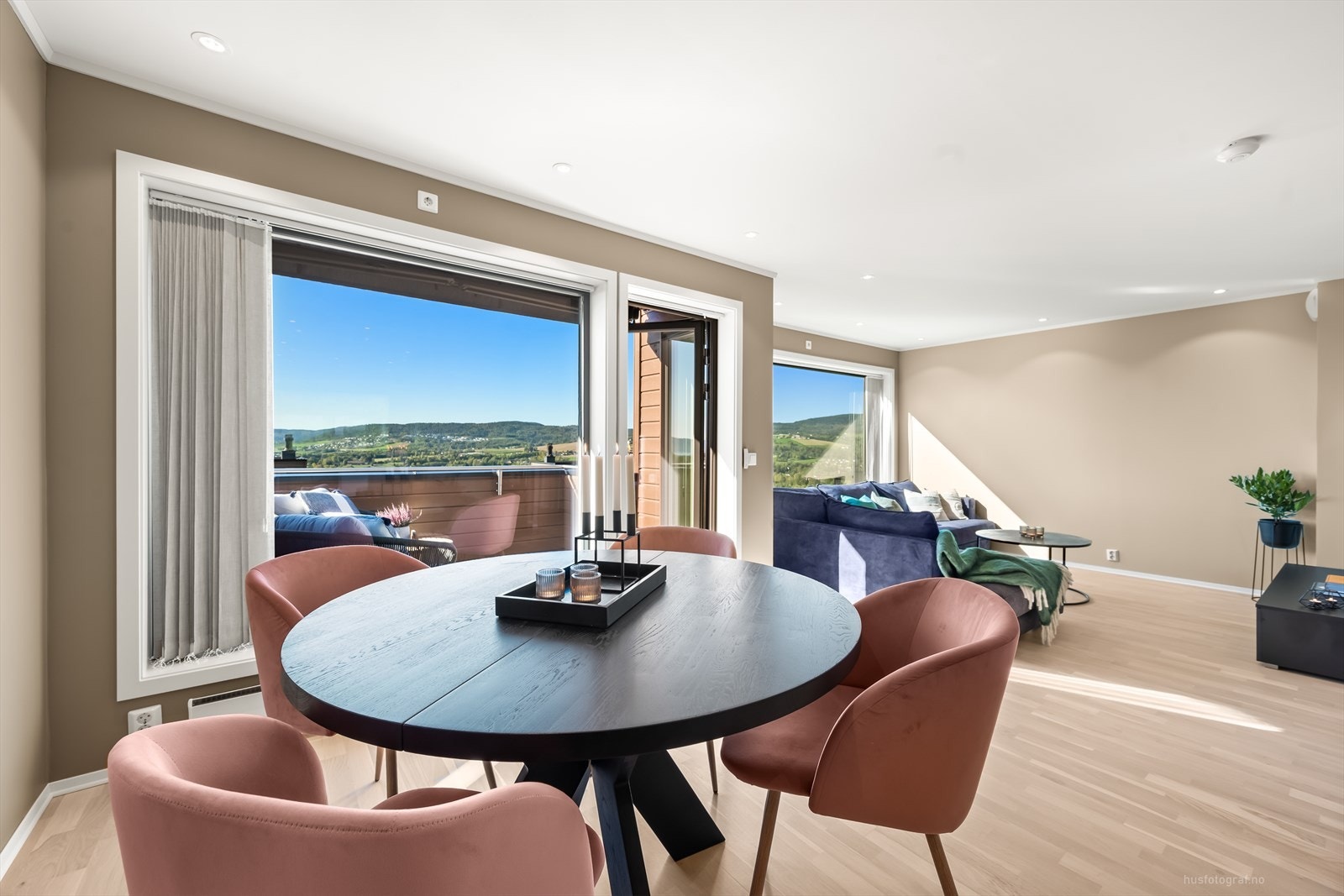 De store vindusflatene slipper inn godt med lys og gjør at rommet har en luftig romfølelse. Galleribilde