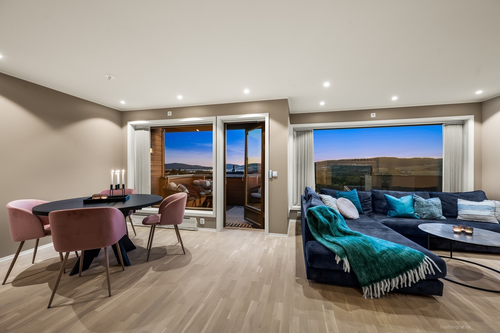 Spisebordet finner sin naturlige plass ved kjøkkenet, der en kan dekke på til flere gjester. Galleribilde