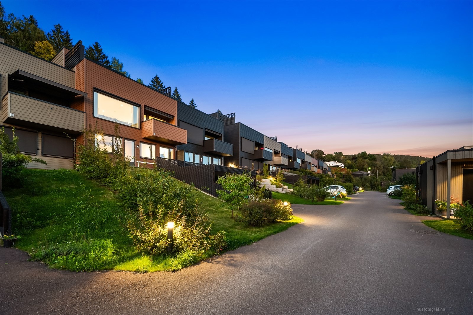 Boligen har en egen hageflekk ved inngangspartiet samt egen hage foran boligen. Del av sameiets tomt på 7 839,7 m2. Galleribilde