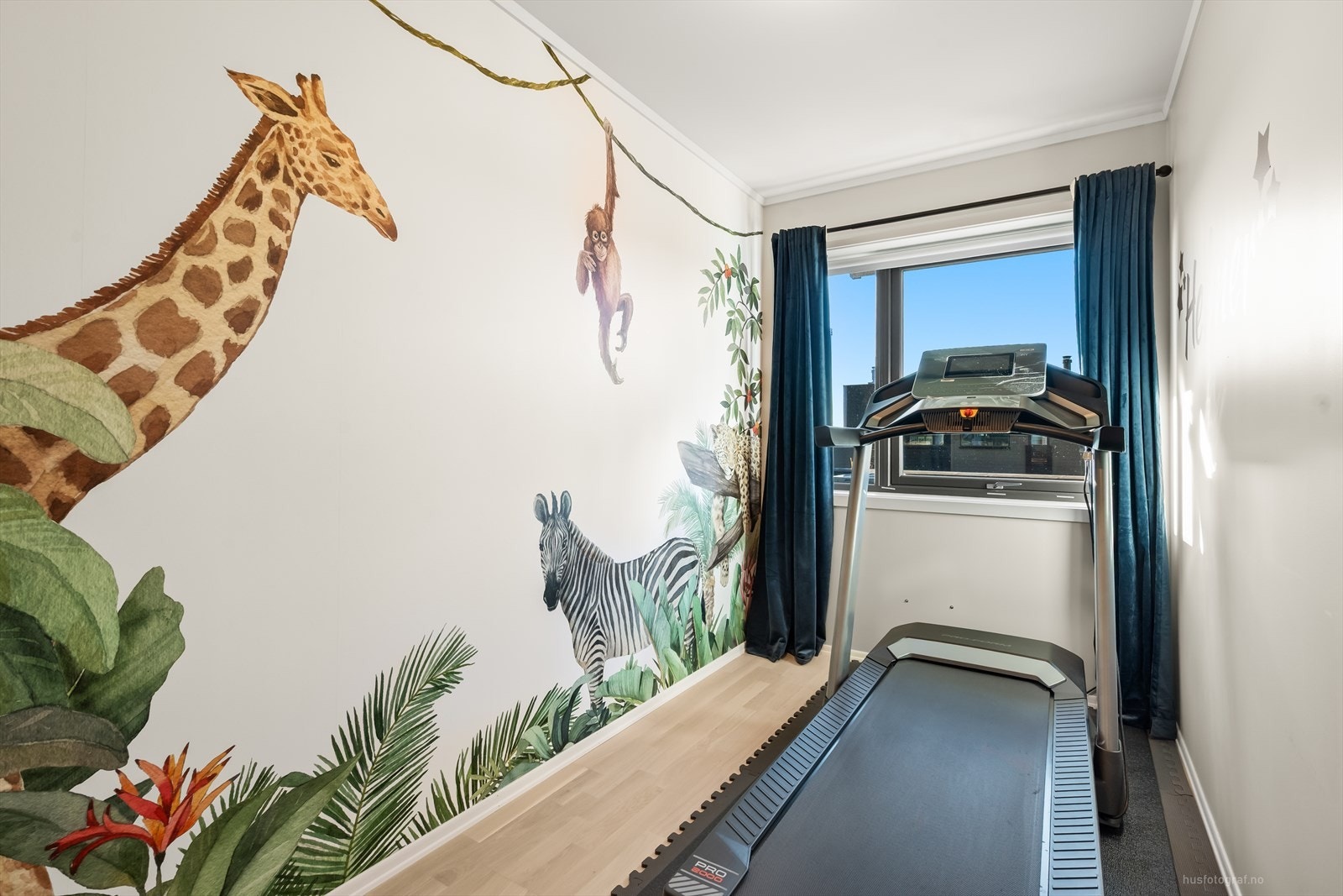 Soverommene har gode lysforhold, smarte oppbevaringsløsninger, god plass til seng og utstråler en behagelig atmosfære for avslapning og hvile. Galleribilde