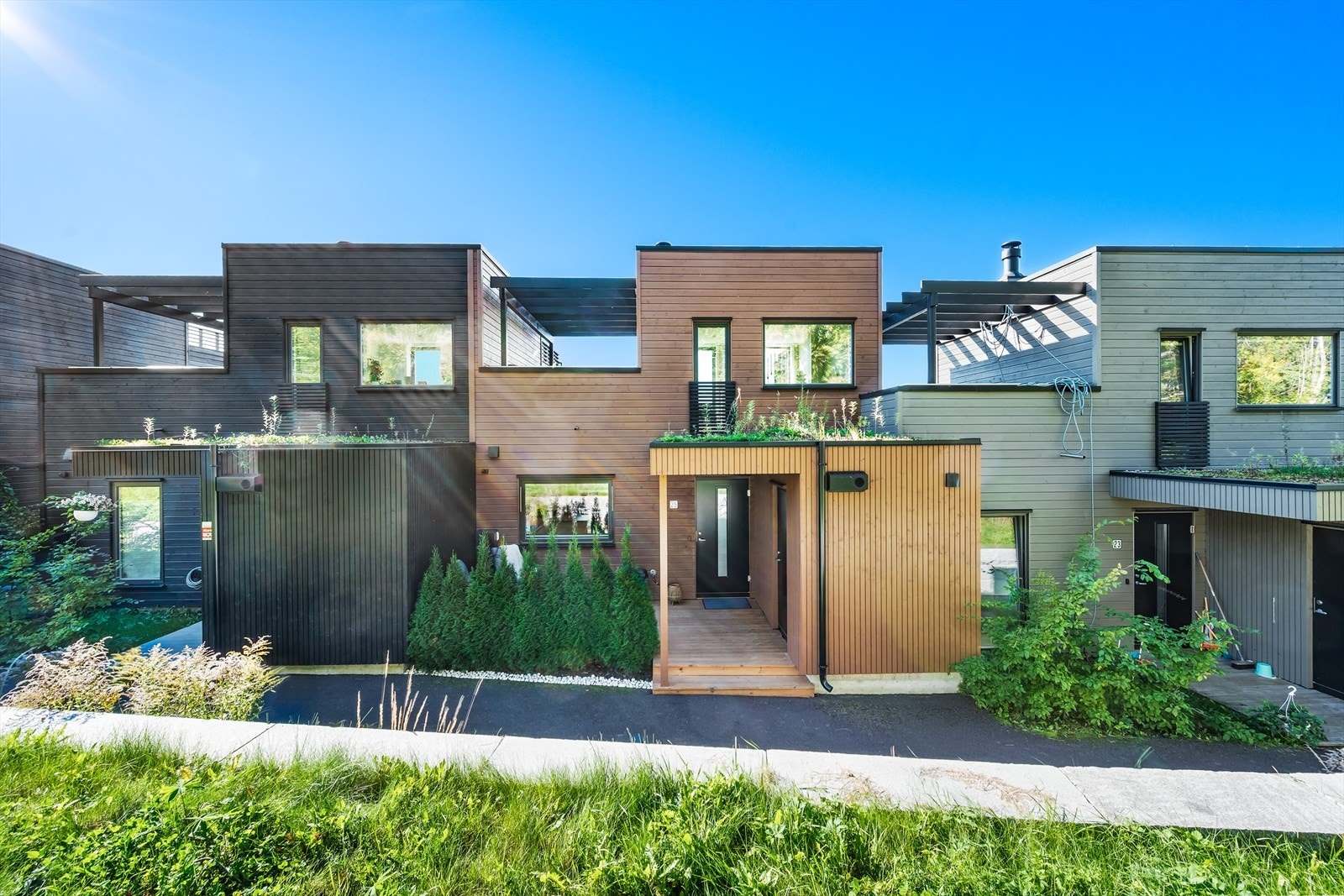 Flere uteplasser med lang solgang og takterrasse. Galleribilde