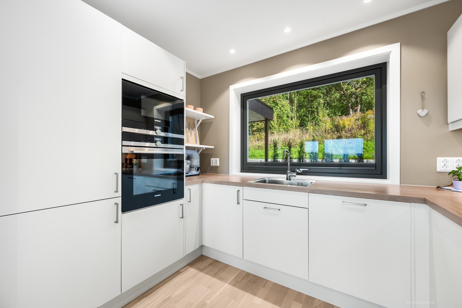 Kjøkkenet er videre utstyrt med integrerte kjøl/fryseskap, oppvaskmaskin, platetopp, micro, stekeovn, vannstoppstystem og komfyrvakt. Det er kjøkkenventilator med avtrekk ut. Galleribilde