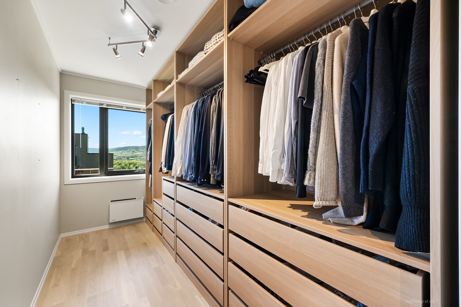 Det ene soverommet er etter dagens løsning omgjort til et walk-in closet innredet med PAX garderobeløsning. Galleribilde