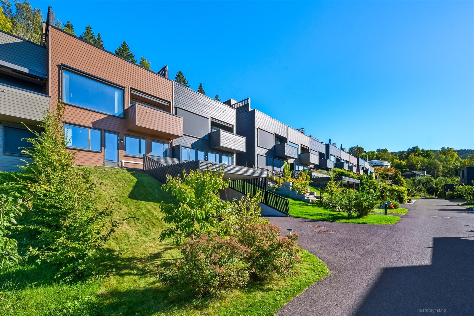 Ved Lierbyen ligger Hegg barneskole. Ungdomsskolen er rett i nærområdet og det er flere barnehager i gangavstand fra boligen. Galleribilde
