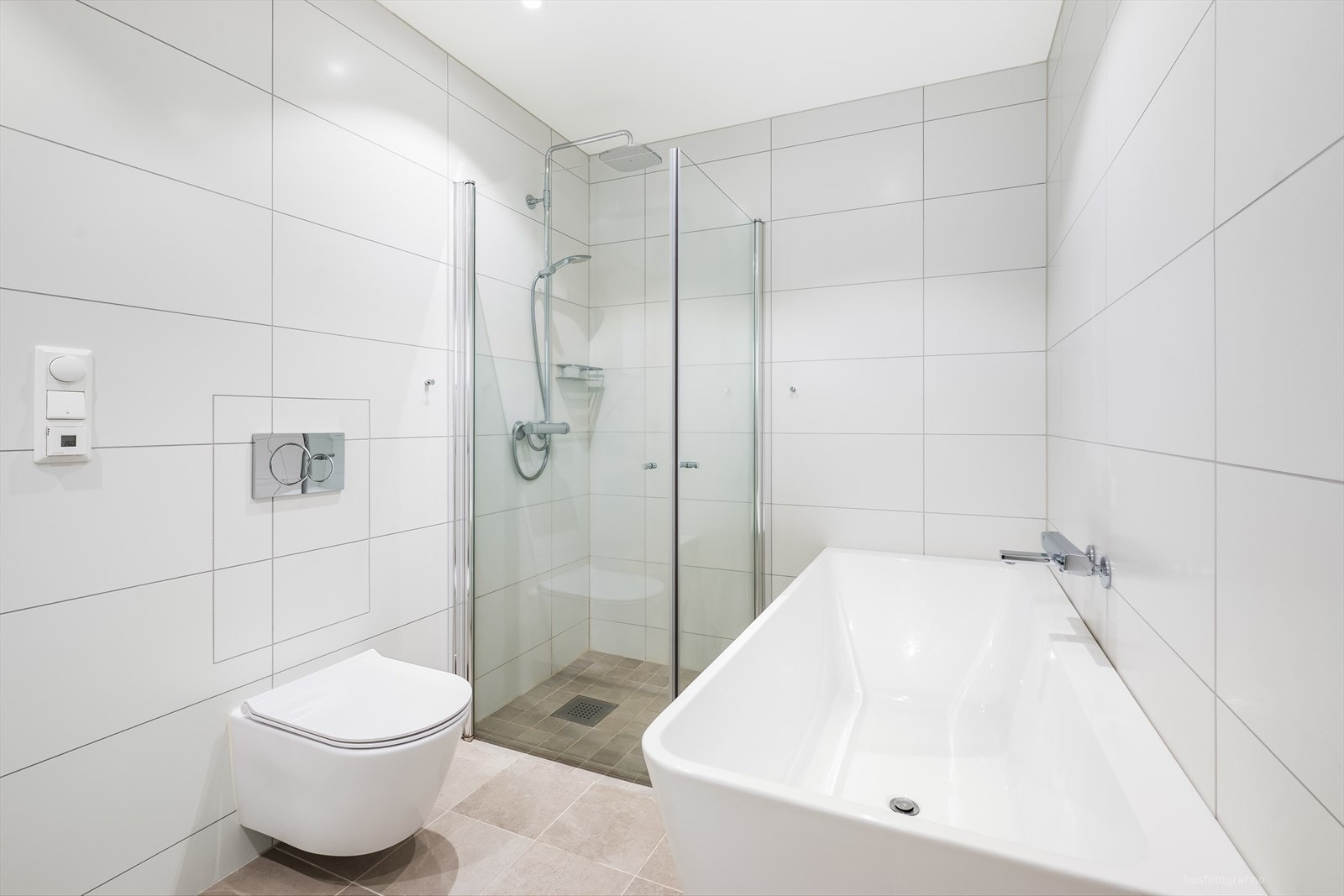 Badet i underetasjen ligger praktisk i tilknytning til soverommene og er lekkert, med moderne farge- og materialvalg. Galleribilde