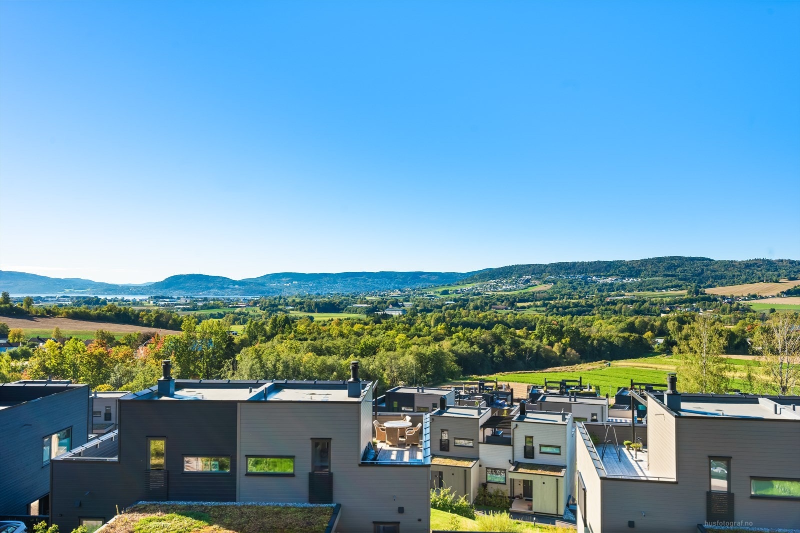 Utsikt fra takterrassen utover Lierdalen. Galleribilde