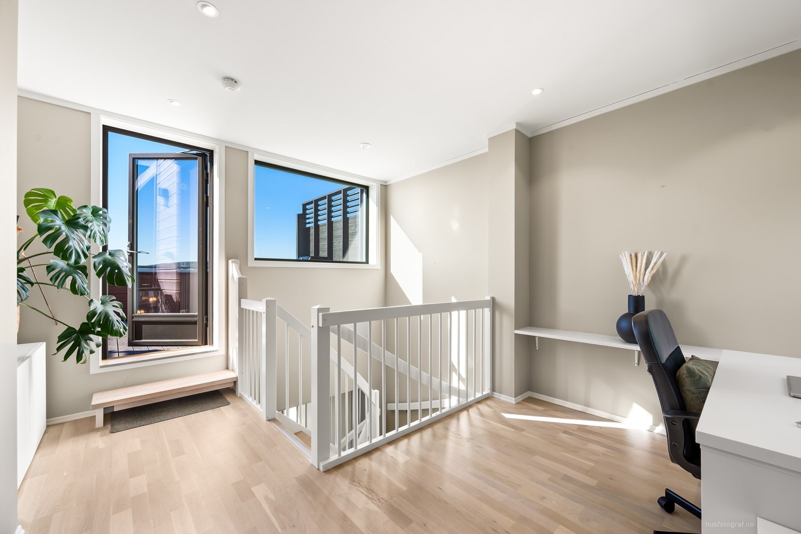 I 2. etasje finnes en hyggelig tv-stue som er et perfekt ekstra oppholdsrom, med god plass til både avslapning og sosiale aktiviteter. Galleribilde