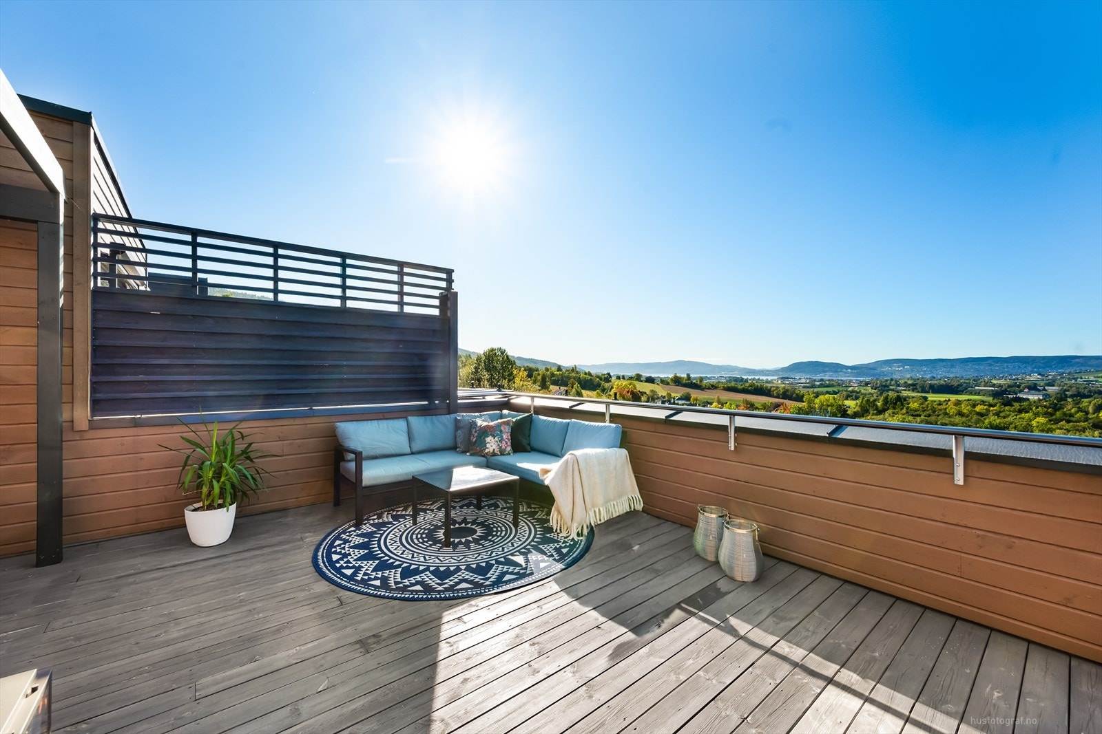 Ønsker du det lille ekstra? Da vil den eksklusive takterrassen imponere - et fantastisk sted for sosiale sammenkomster, grilling og lange sommerkvelder under åpen himmel. Galleribilde